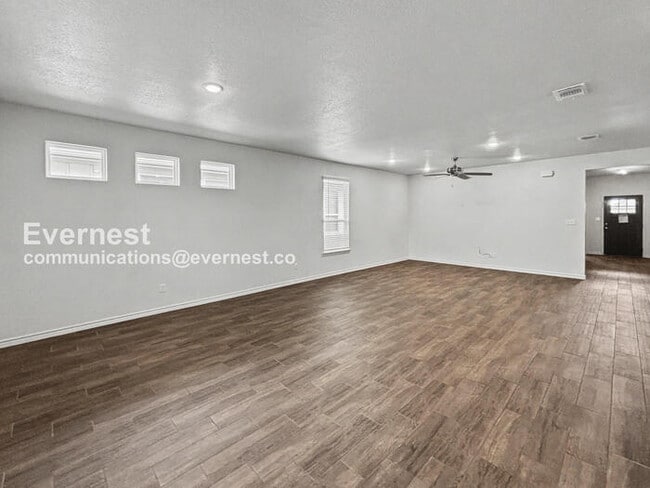 Photo - 2208 Hornbeam St