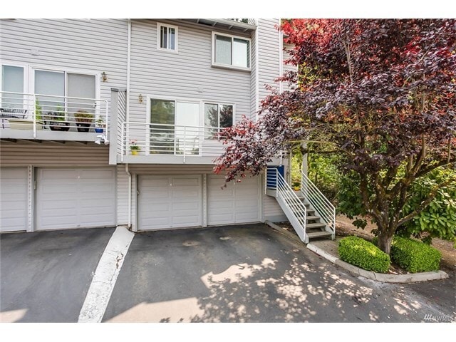 Building Photo - Beautiful 2 Bed 1.5 Bath in Sought After Woodridge, Bellevue.