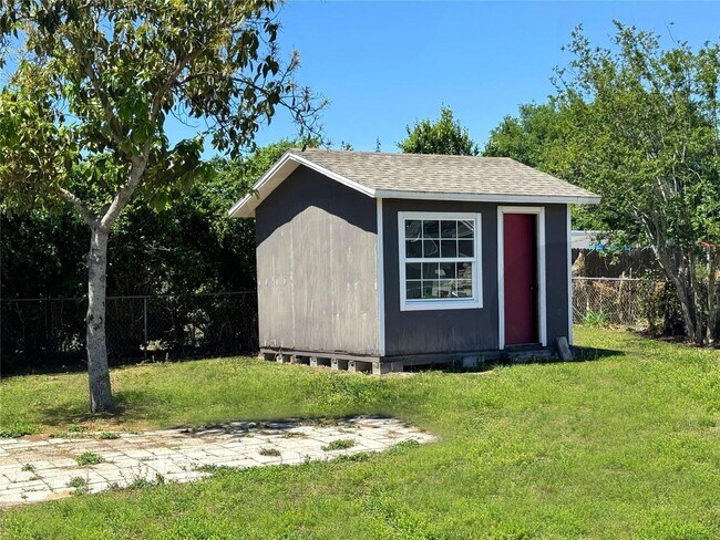 Photo - 1620 Klatt St SE