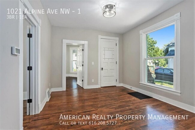 Building Photo - 1021 Alpine Ave NW Unit 1