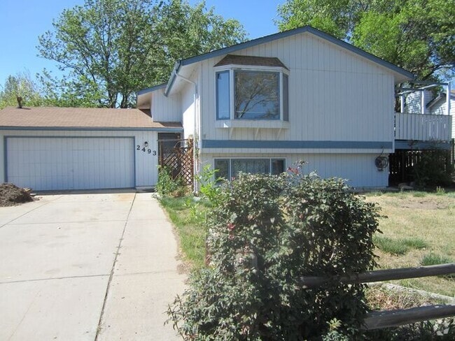 Building Photo - 3 Bedroom, 2 Bath Bi-Level Home with 2 car...