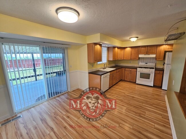 Photo - 5 Bd 3 Bath Home Cottonwood Heights