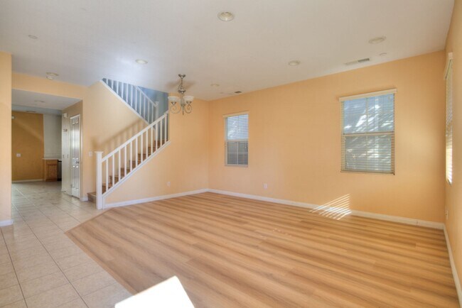 Photo - Riverside 4B/2B, close UCR