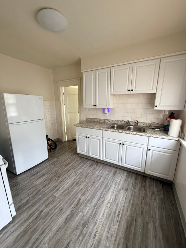 Kitchen - 2035 Richland Ave Unit 2035