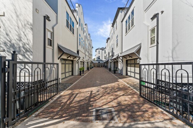 Photo - 1139 W 21st St