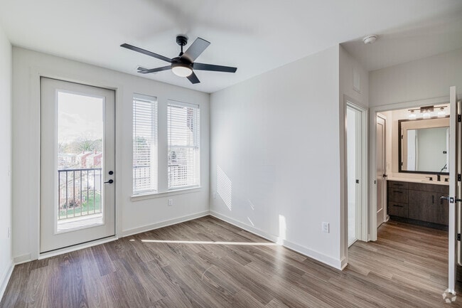 2 habitaciones, 2 baños - 906 pies cuadrados - Sala de estar - Ellison Museum District