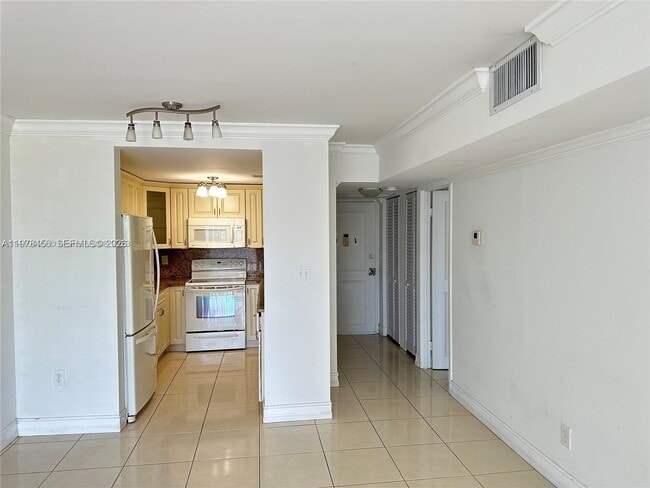 Photo - 200 172nd St Unit 304