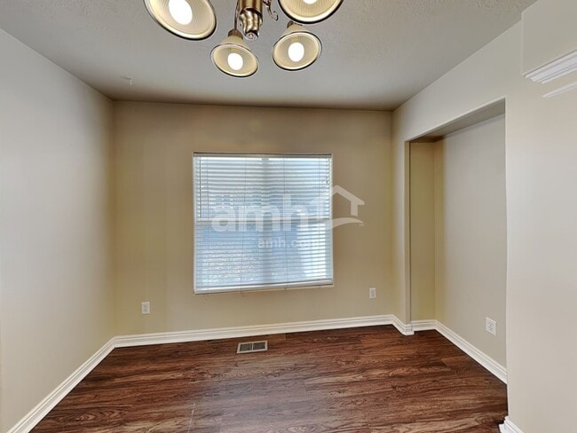 Photo - 858 N Wooden Ln