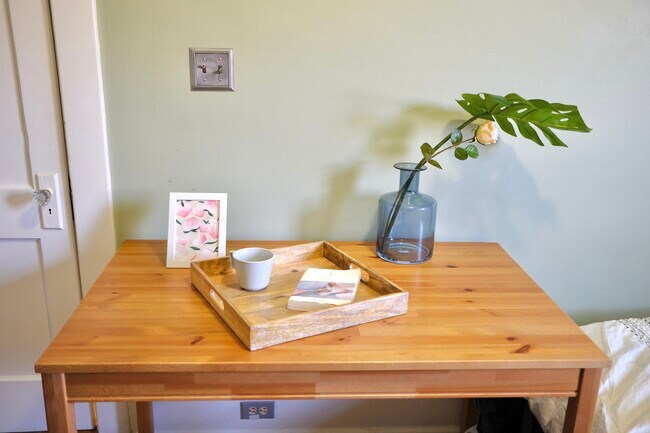 Photo - 1041 Mirror St