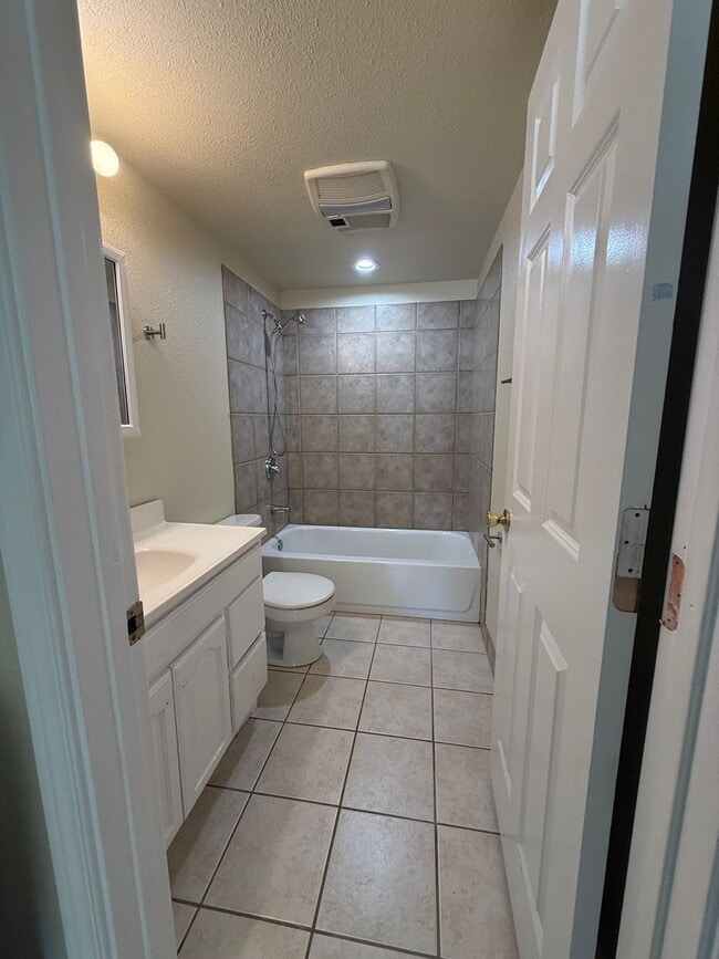 Photo - 913 52nd St SE Unit B