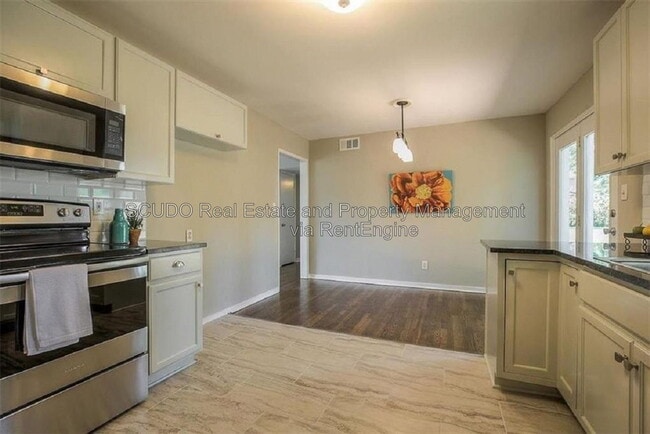 Photo - 7642 Ash St