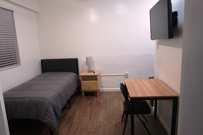 Building Photo - 6118 SW 19th St Unit Room Furnitured