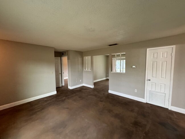 Lovely 3 Bedroom, 2 Bathroom Home in the Heart of Deltona!! - Lovely 3 Bedroom, 2 Bathroom Home in the Heart of Deltona!!