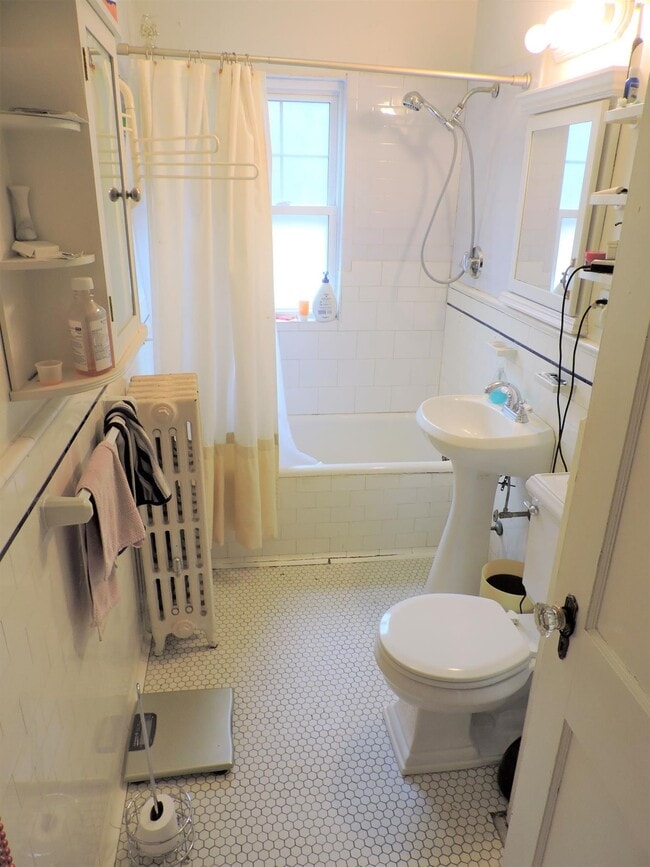 84 Henry St Unit 1