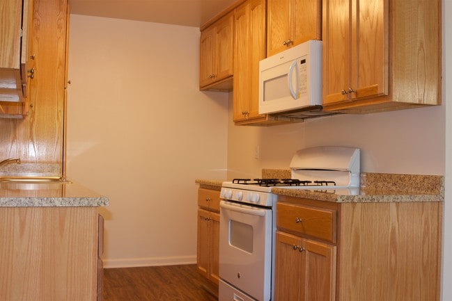 kitchen w/gas range & microwave - Newcastle Towers Apartments