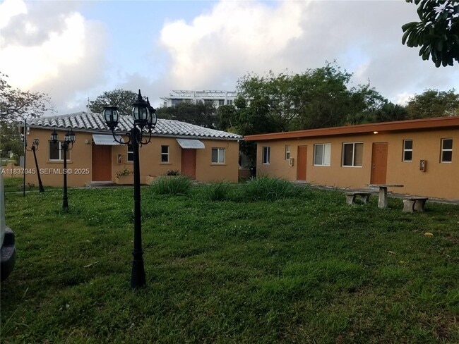 Building Photo - 13770 NE 20th Pl Unit 03