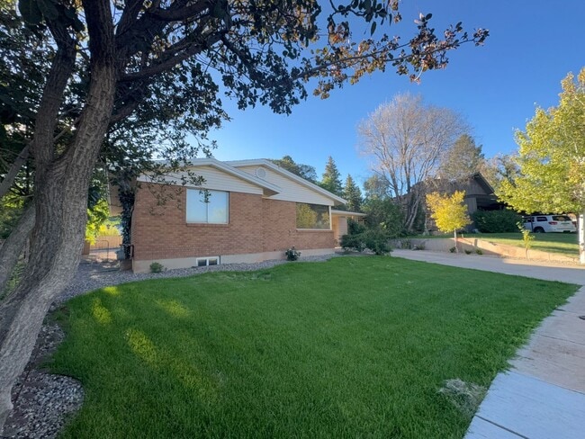 Building Photo - 437 Circleway Dr