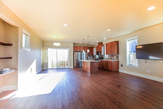 Photo - 900 SW Grove St