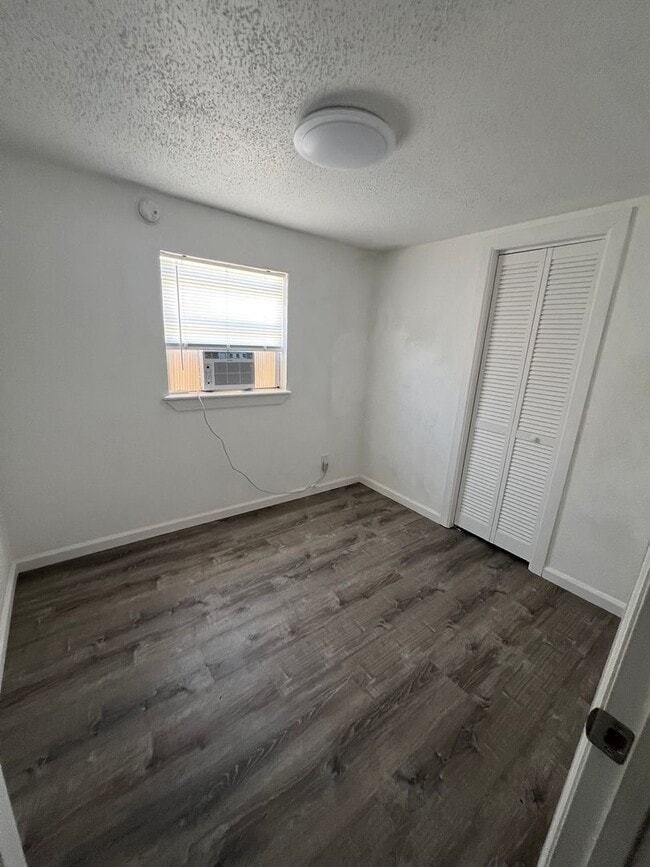 Photo - 405 Thornton St
