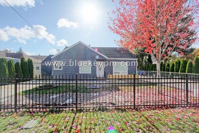 Building Photo - 3 Bed, 2 Bath Home Near Mill City Park in Portland