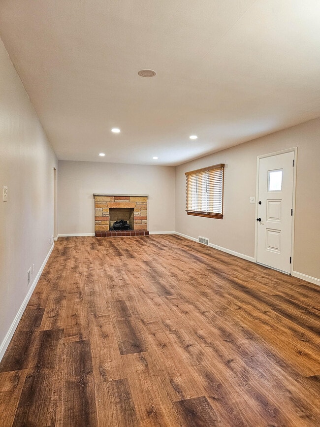 Photo - 937 Collins Rd