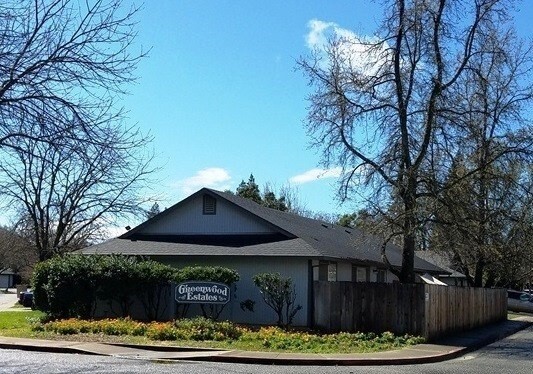 Huge Three Bedroom Townhouse with Garage and Backyard! - Huge Three Bedroom Townhouse with Garage and Backyard! Unit 48-1