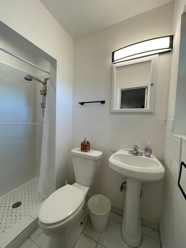 Photo - 6855 NE 5th Ave Unidad A