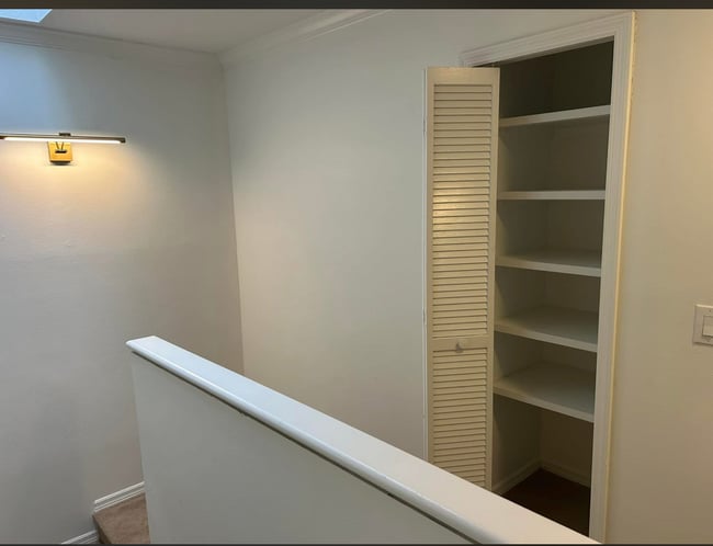 Pasillo y escalera de la planta superior - 1144 Washington Ave