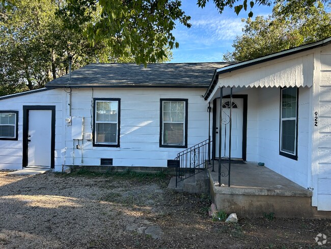 Building Photo - 922 W 4th St Rental