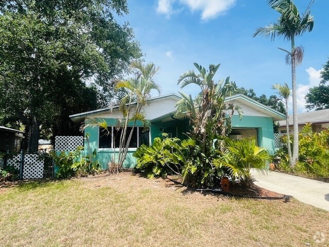 Building Photo - 212 NE Madison Cir N Rental