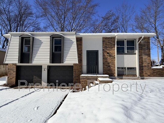 Building Photo - 705 NW Buckingham Pl