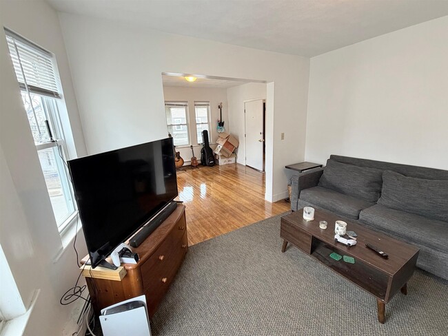 Building Photo - 35 Oak St Unit 2