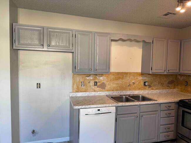 Photo - 2 Bedroom 1 Bath 1 Car Garage - Central Broken Arrow Location!