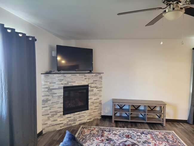 Photo - 3 Bed 2.5 Bath with double attached garage in Belgrade