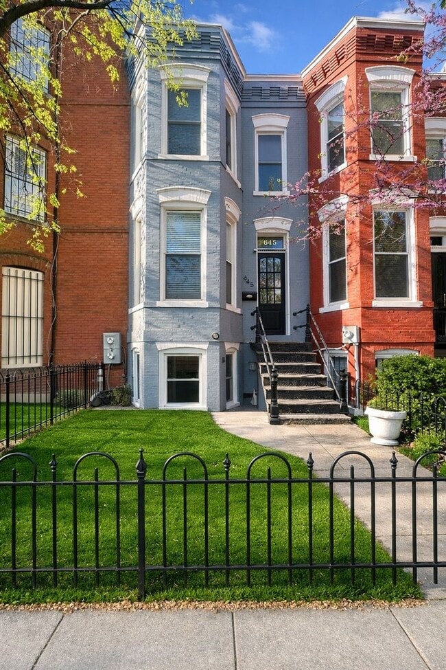 Building Photo - Modern Basement Unti 1 Bedroom/1 Bath, Recently renovated, new stainless steel appliances, floori...