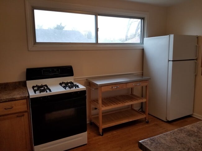 Building Photo - 1644 Midland Ave Unit Apartment