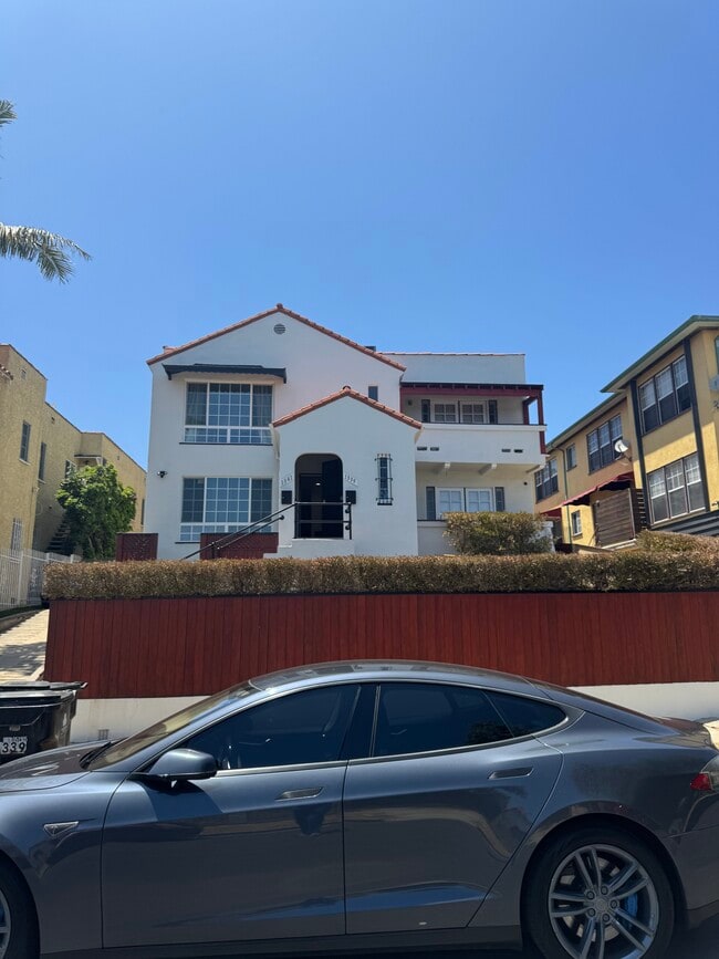 Hermoso dúplex remodelado, ambas unidades disponibles. - 1339 S Mansfield Ave