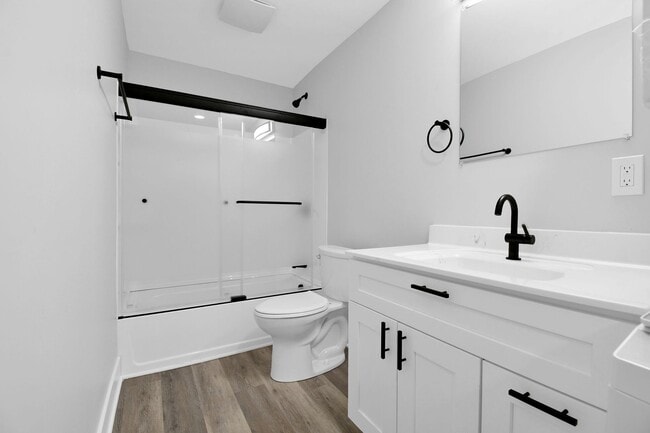 Photo - Freshly Renovated Duplex. Upstairs and Downstairs Units Available Now. Schedule a Schedule Today! Unidad A