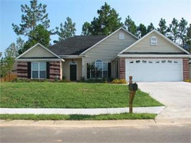 Building Photo - 4bd/2ba located in the Highlands Subdivision right off of Bemiss.