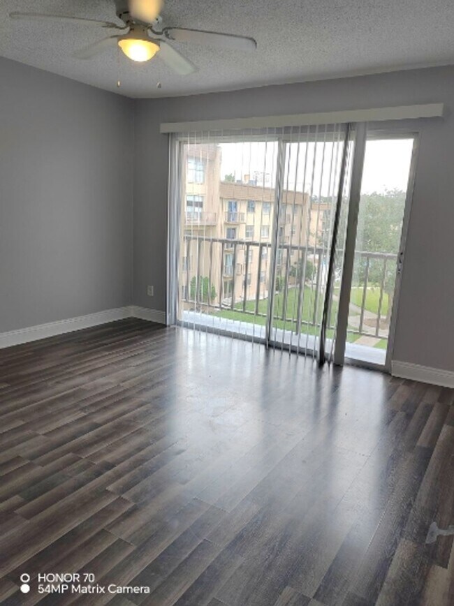 Photo - Welcome to Tampa Racquet Club – Where Comf... Unidad 413