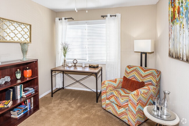 2BR, 1BA - 725 SF