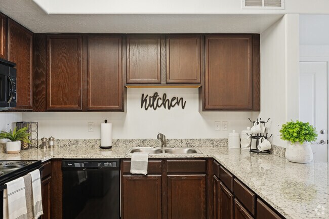 2BR, 2BA - 1,010SF