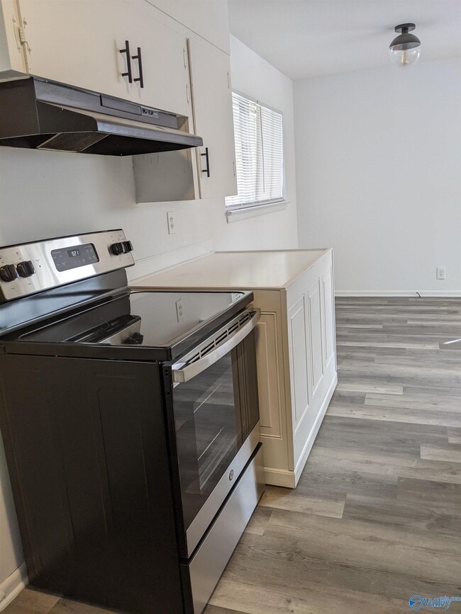Photo - 114 Drake Ave SW