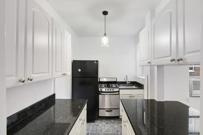 Photo - 640 W 231st St