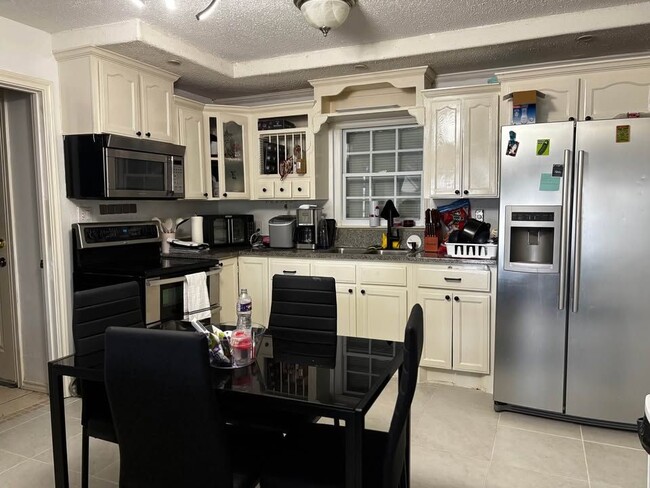 Photo - 1121 W Mahl St