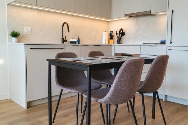 Photo - 13685 102 Av