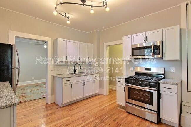 Building Photo - 2041 Laurel Ave