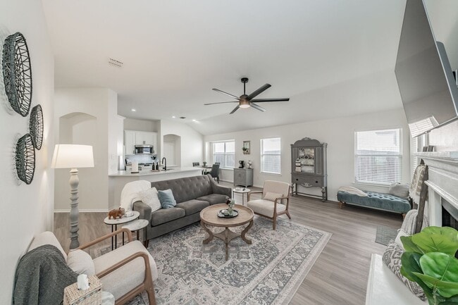 Photo - 3bed/2bath Cozy Chic with Backyard Oasis