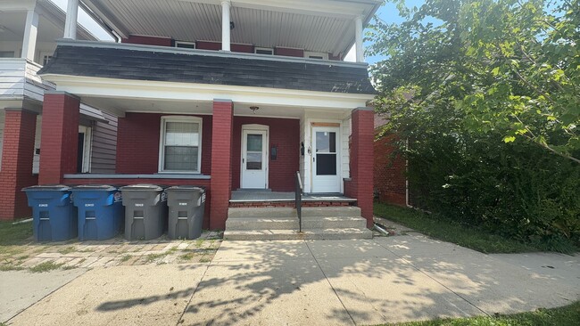 Building Photo - 743 Forsythe St Unit #2