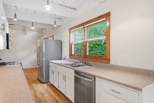 Photo - Spacious 4-Bedroom Pet Friendly Home in a Peaceful Rural Setting